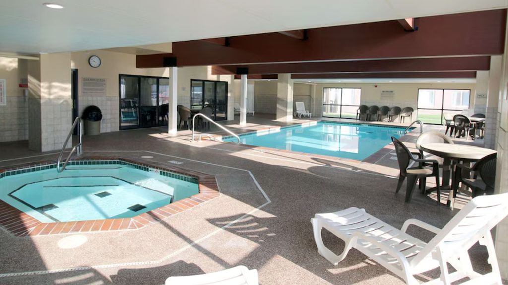 Country Inn & Suites Pool